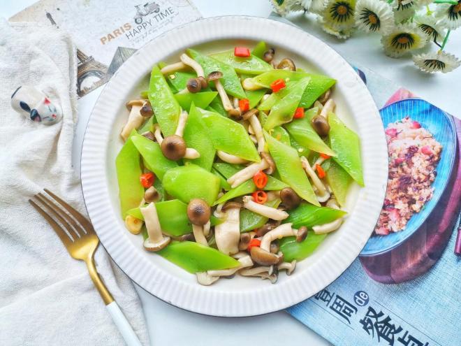 莴笋炒菌菇