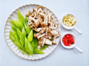 莴笋去皮切厚片，菌菇切去根部洗净，蒜切片小米椒切圈。