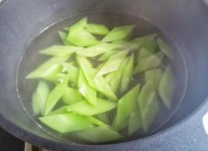 锅中水开，加一丟丟油和盐，再放入莴笋煮1分钟捞出过凉备用。