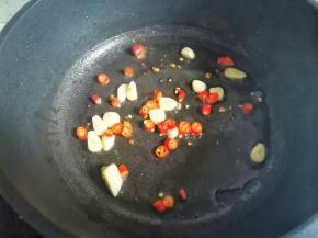 锅中热油，炒香蒜末小米椒，