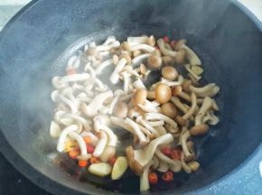 放入菌菇煸炒出水分，