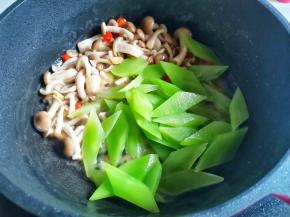 倒入莴笋快速炒匀，