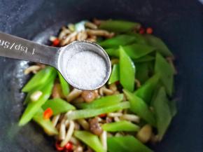 放1小勺盐炒匀即可。