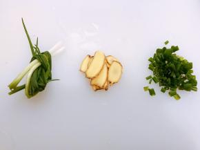 生姜切片，小葱打一个葱结，葱叶切碎