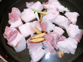 锅里放入五花肉，姜片，葱白，料酒，清水，焯水后捞出