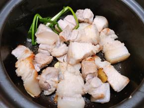 煎至五花肉微黄