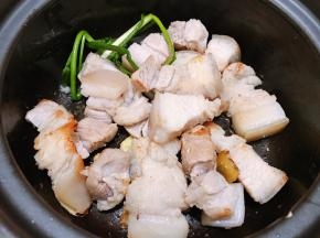 煎至五花肉微黄