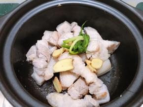 砂锅里不用放油，下入五花肉，葱结和姜片