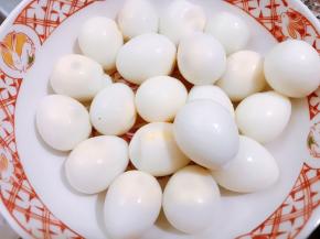 鹌鹑蛋煮熟泡凉水后剥去外壳