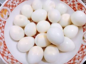 鹌鹑蛋煮熟泡凉水后剥去外壳