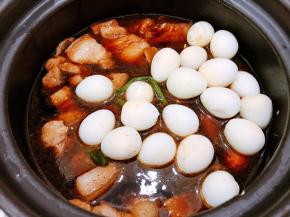 放入鹌鹑蛋，盖上盖子大火煮开后转小火30分钟