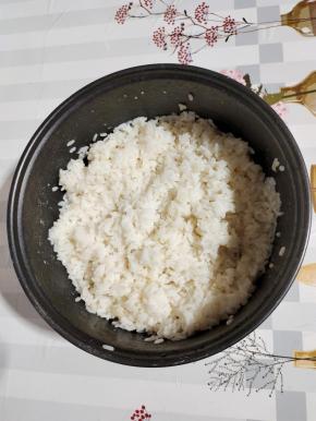 剩米饭中加入一小碗凉开水，把米饭抓散！