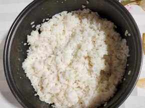 剩米饭中加入一小碗凉开水，把米饭抓散！