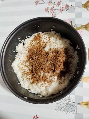 放入干桂花，抓拌均匀！