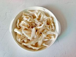 平菇清洗后撕成条。