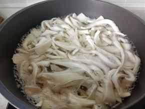 水开后放入平菇。