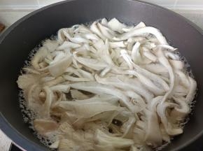 水开后放入平菇。