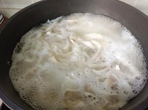 煮到平菇熟透捞出，晾凉捏干水分。