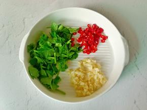 香菜切段，小米椒切丁，蒜切成末。