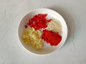 碗里放入蒜末，辣椒粉，小米辣，芝麻。
