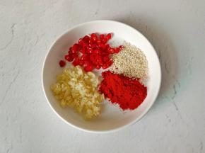 碗里放入蒜末，辣椒粉，小米辣，芝麻。