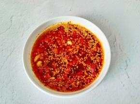 淋上热油拌均匀。