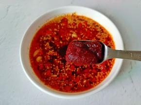 加辣椒酱一勺。