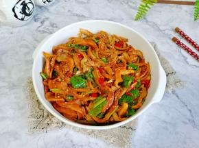 把料汁倒入平菇，与香菜一起搅均匀即可。