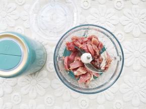 瘦肉打成肉末。