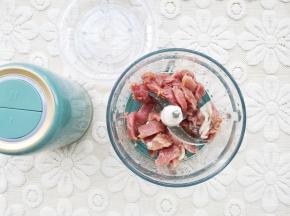 瘦肉打成肉末。