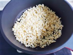 笋丁不加油炒干水分盛出备用，