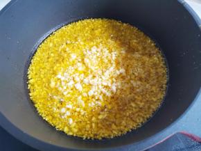 锅中多加点菜籽油，放入蒜末爆出香味，