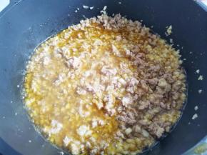 加入肉末炒至变色，