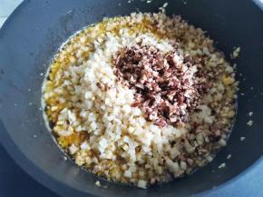 加入竹笋、香菇炒熟，