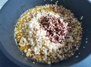 加入竹笋、香菇炒熟，