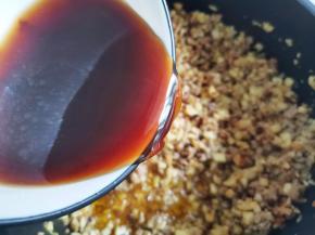 加3勺生抽，2勺蚝油，半碗水。