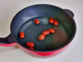 锅中加500毫升水，再加红枣。