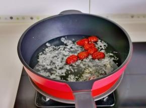 加入金燕耳，煮开后小火煮10分钟。（我用的是免洗免泡的哈）