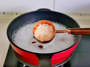 加入冰糖熬煮5分钟。