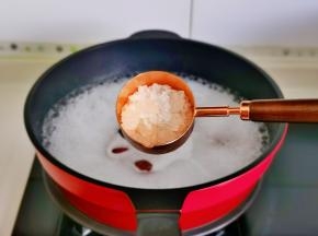 加入冰糖熬煮5分钟。