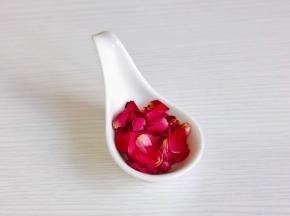 这时间将玫瑰花的花瓣掰开。