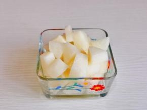 雪梨去皮切小块。