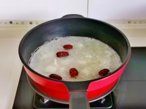 加入雪梨煮2分钟。
