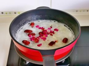 最后撒上玫瑰花瓣即可。