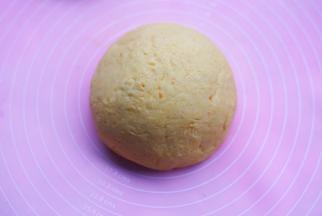 揉成光滑的面团，