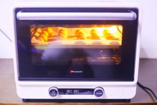 放入铺好油纸的烤盘，推入预热好的烤箱，180度烤25分钟即可。