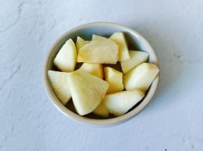 苹果削皮切小块。