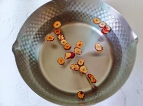锅里放适量的清水，加入红枣片。