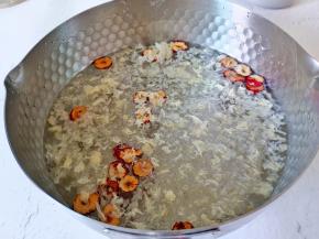 加金燕耳入锅。