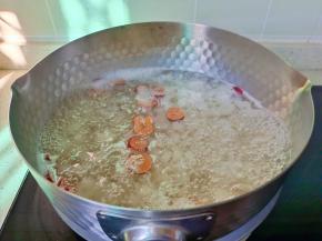 转中小火炖四分钟。